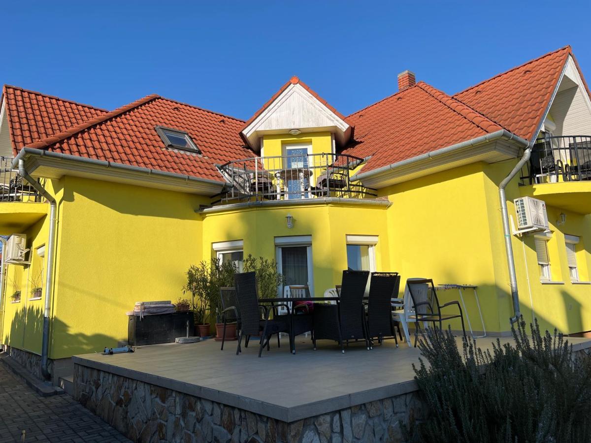 Csikos Apartman Gyenesdias Bagian luar foto