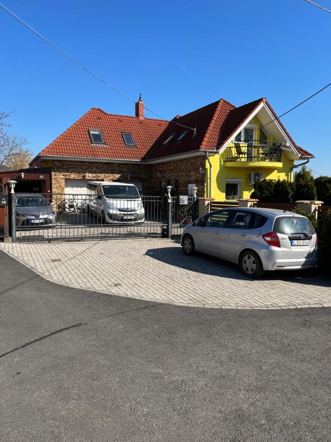 Csikos Apartman Gyenesdias Bagian luar foto