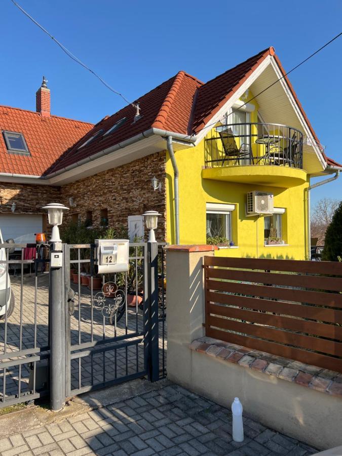 Csikos Apartman Gyenesdias Bagian luar foto