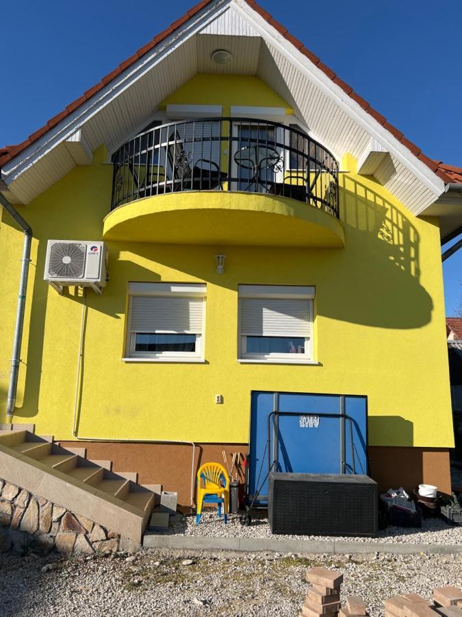 Csikos Apartman Gyenesdias Bagian luar foto
