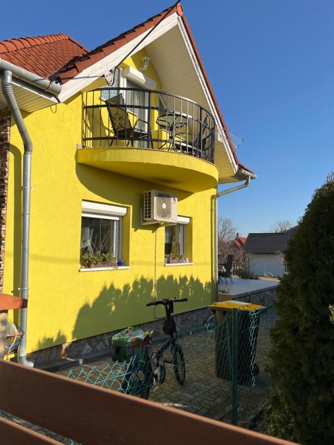 Csikos Apartman Gyenesdias Bagian luar foto