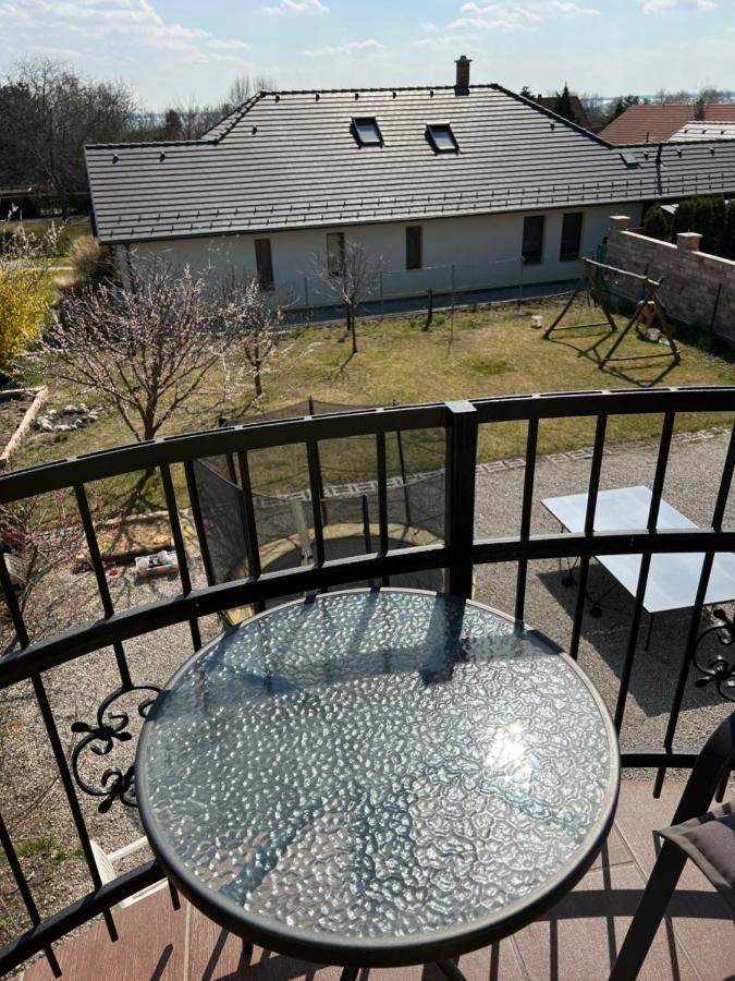 Csikos Apartman Gyenesdias Bagian luar foto