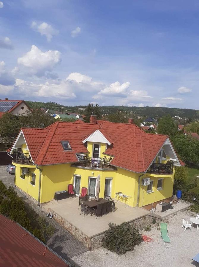 Csikos Apartman Gyenesdias Bagian luar foto