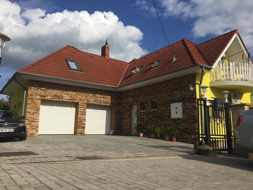 Csikos Apartman Gyenesdias Bagian luar foto