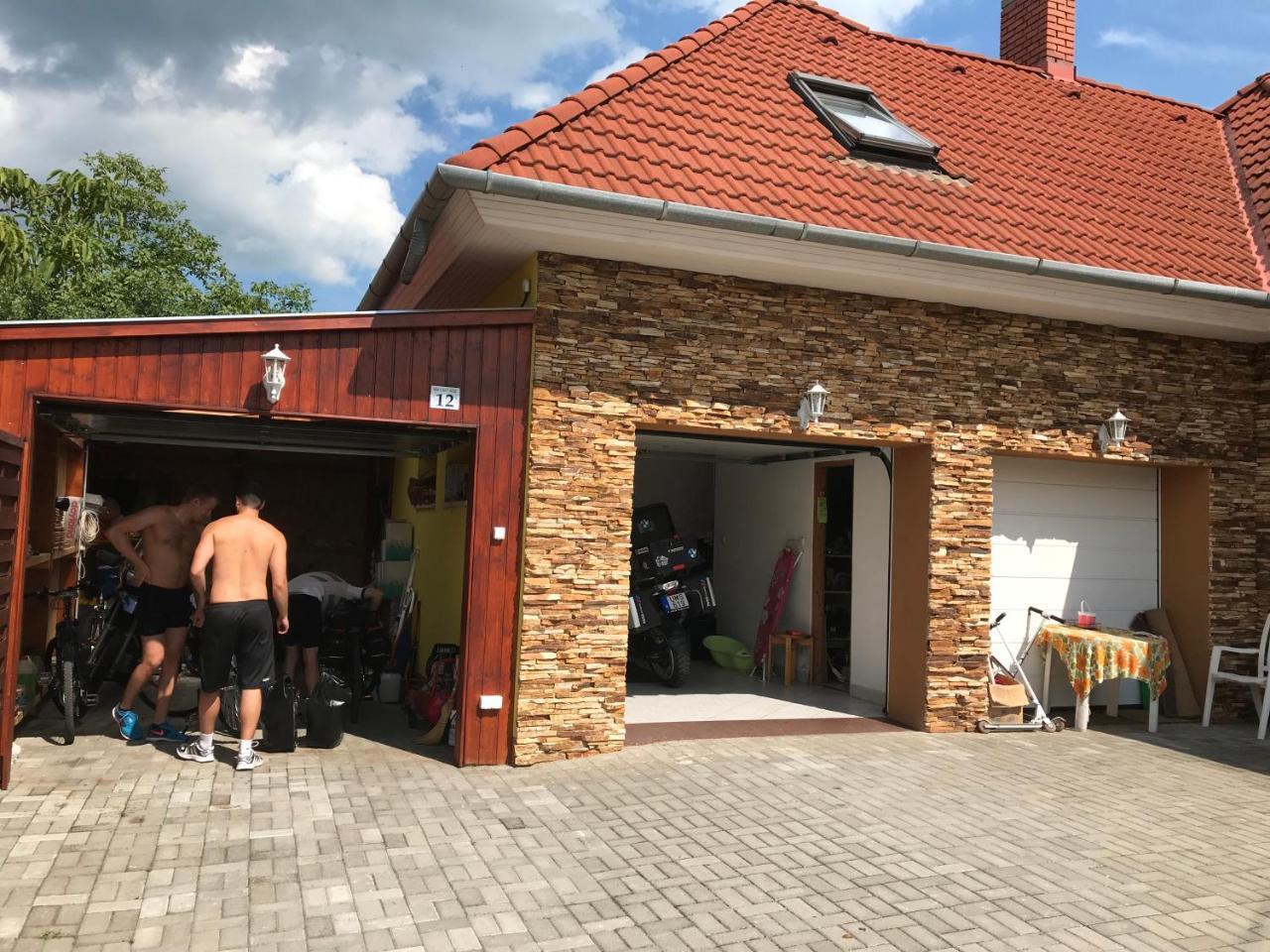 Csikos Apartman Gyenesdias Bagian luar foto
