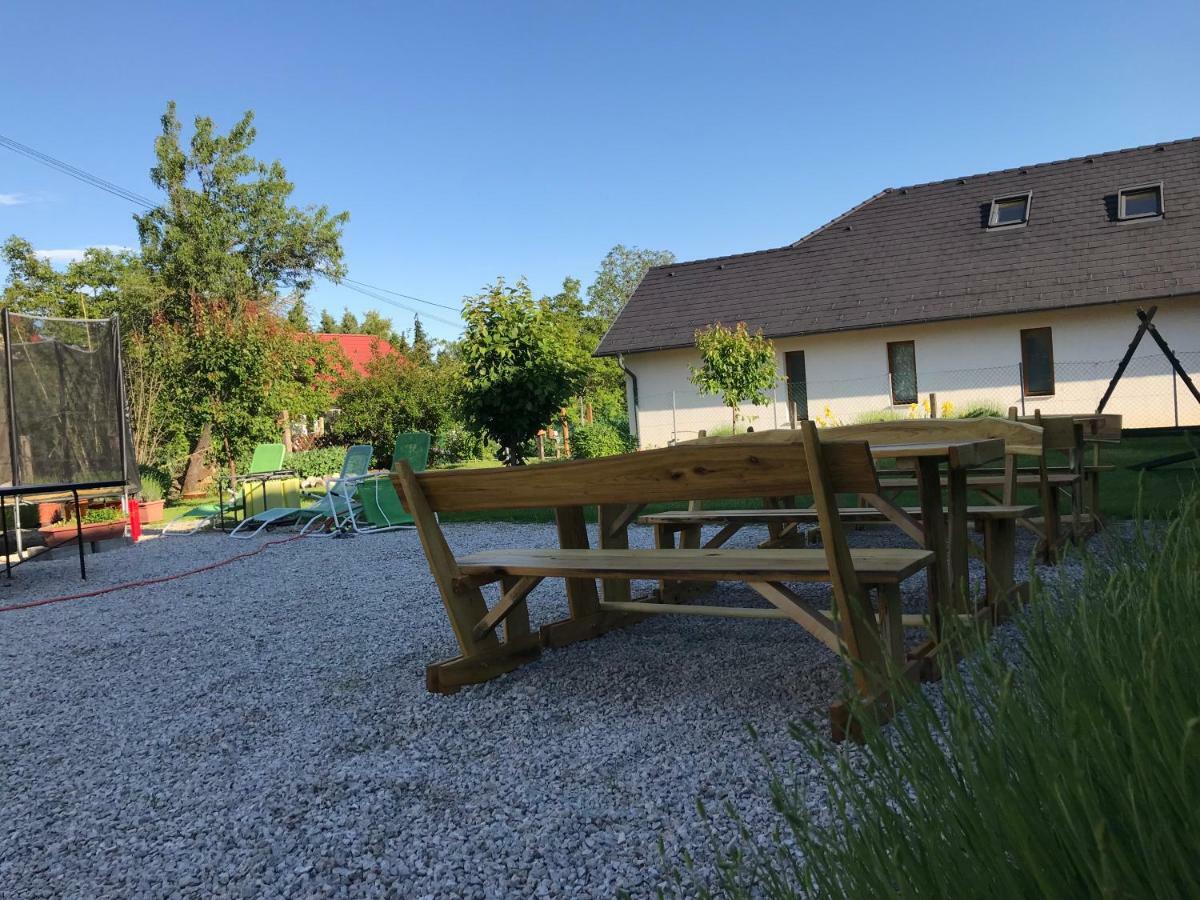 Csikos Apartman Gyenesdias Bagian luar foto